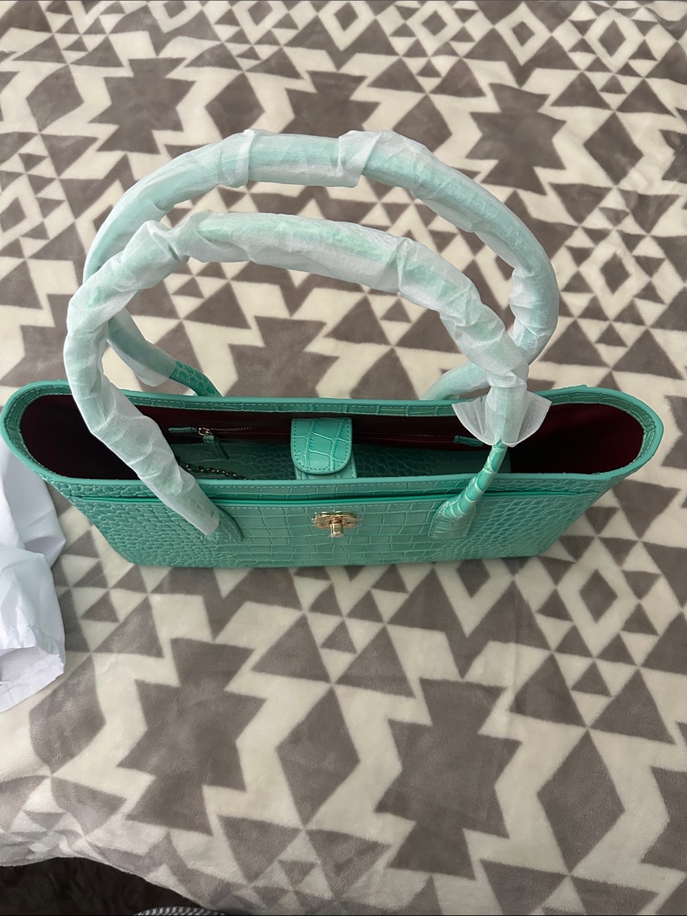 Elegant Mint Green Croc-Embossed Tote with Gold Hardware - Picture 7 of 9